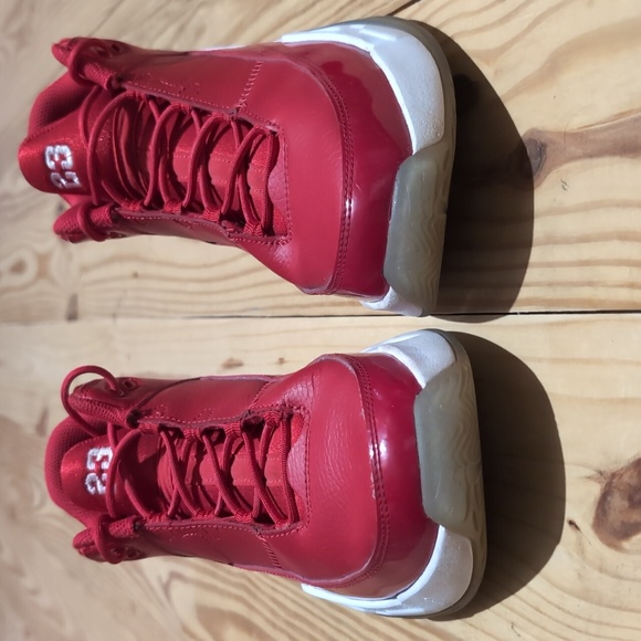 Jordan Max Aura 3 University Red Sneakers - Picture 3 of 9